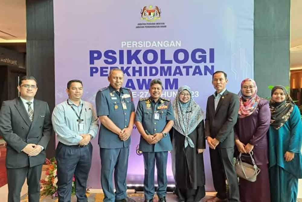 Shamsol (tiga,kanan) ketika menghadiri kursus yang dijalankan sebelum ini.