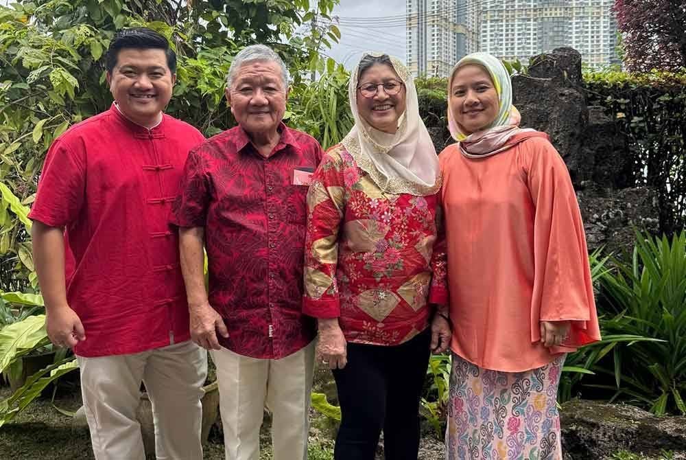 Muhammad Nazri (kiri) dan kakaknya Norazrina (kanan) bersama ibu bapa mereka.