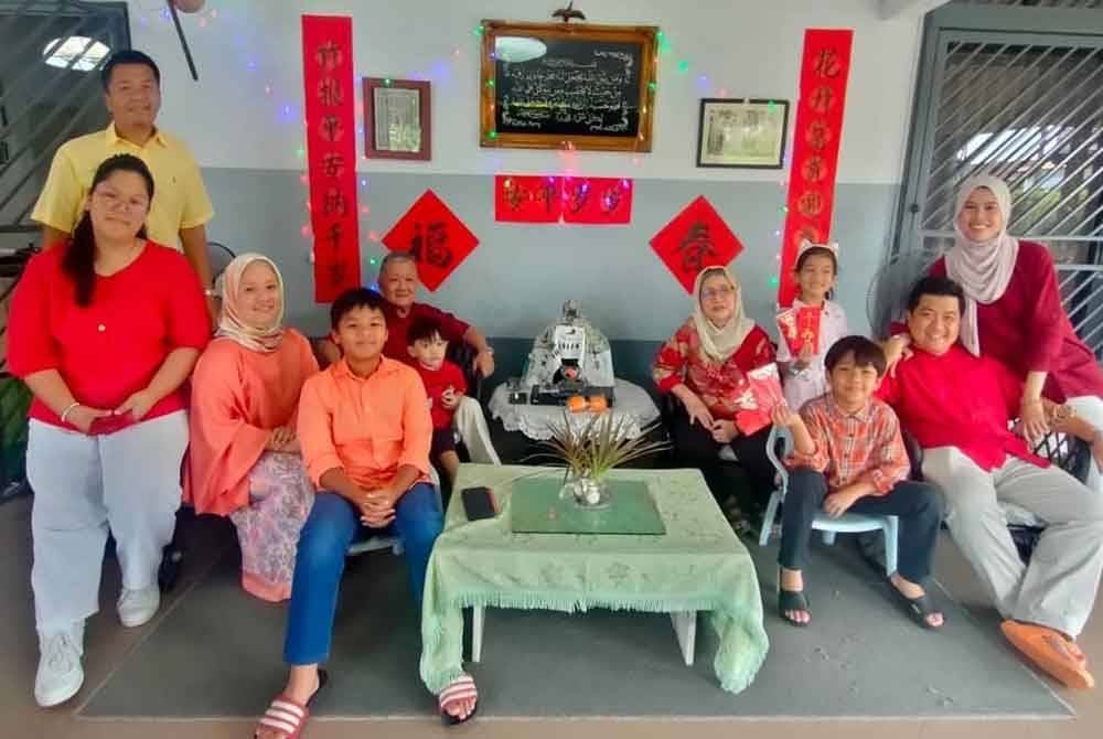 Nazri (duduk, dua kanan) bersama isteri, bapa, ibu serta keluarga kakaknya, Norazrina (duduk, tiga dari kiri) berkumpul sempena sambutan Tahun Baru Cina baru-baru ini.