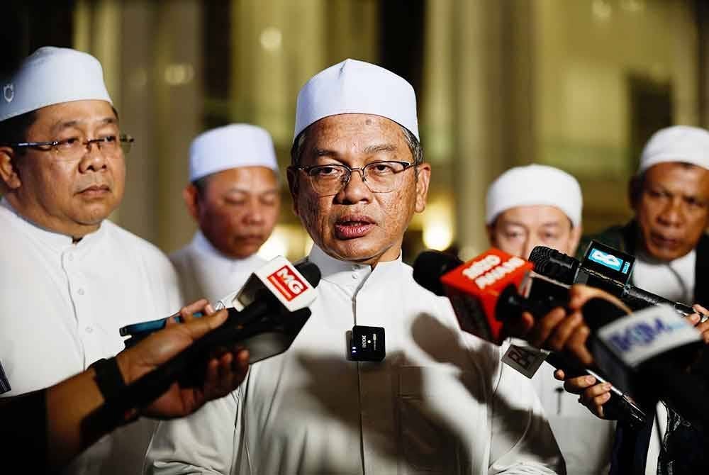 Menteri di Jabatan Perdana Menteri (Hal Ehwal Agama), Datuk Dr Mohd Na'im Mokhtar (tengah) ketika sidang media selepas menghadiri Program Zikir Akbar MADANI Sempena Hari Wilayah Persekutuan 2025 di Masjid Tuanku Mizan Zainal Abidin Putrajaya pada Jumaat. Foto Bernama