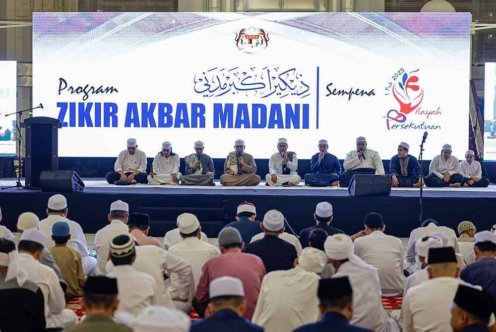 Suasana para jemaah yang menyertai Program Zikir Akbar MADANI Sempena Hari Wilayah Persekutuan 2025 di Masjid Tuanku Mizan Zainal Abidin Putrajaya pada Jumaat. Foto Bernama