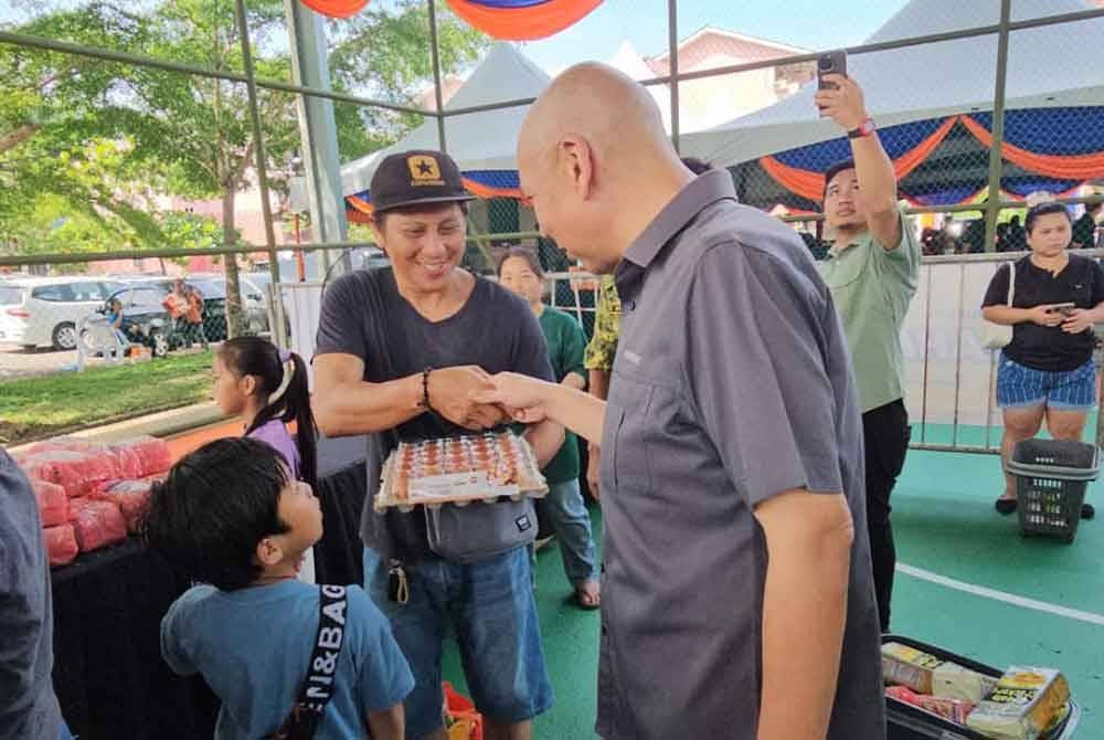 Armizan sempat meninjau jualan barang keperluan yang dibeli pengunjung di Jualan Rahmah yang diadakan di Taman Keramat, Likas.