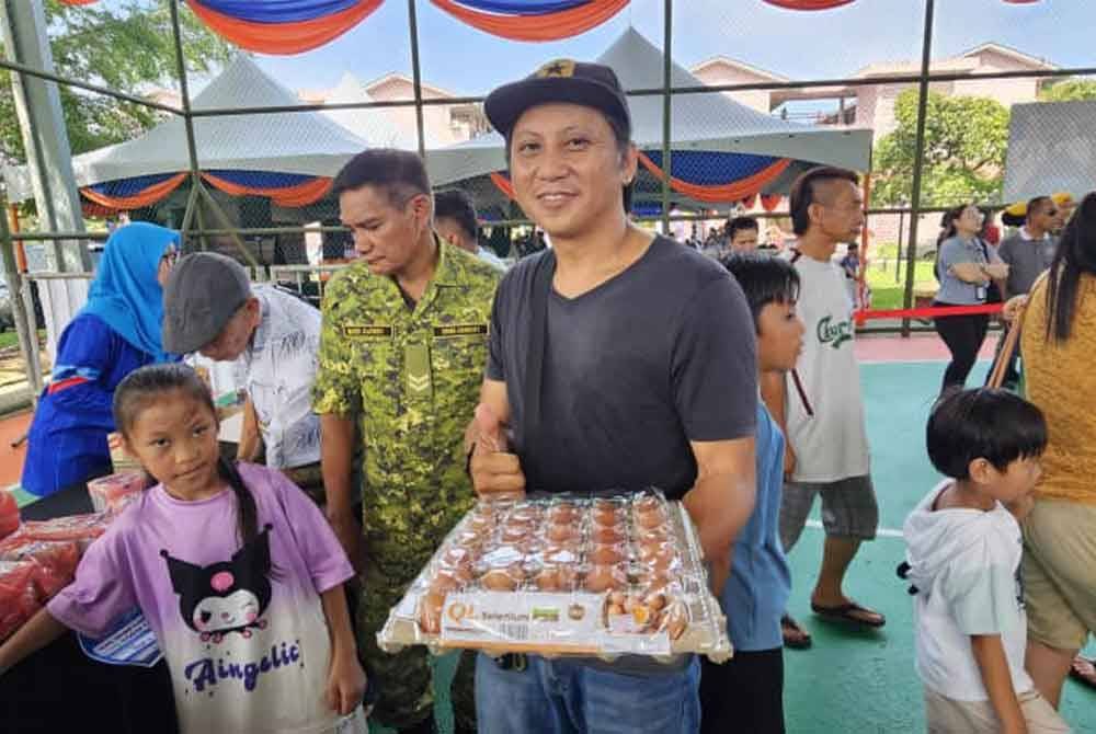 Fredolin sanggup bawa anak-anaknya untuk membeli barang keperluan harian di Jualan Rahmah yang diadakan di Taman Keramat, Likas.