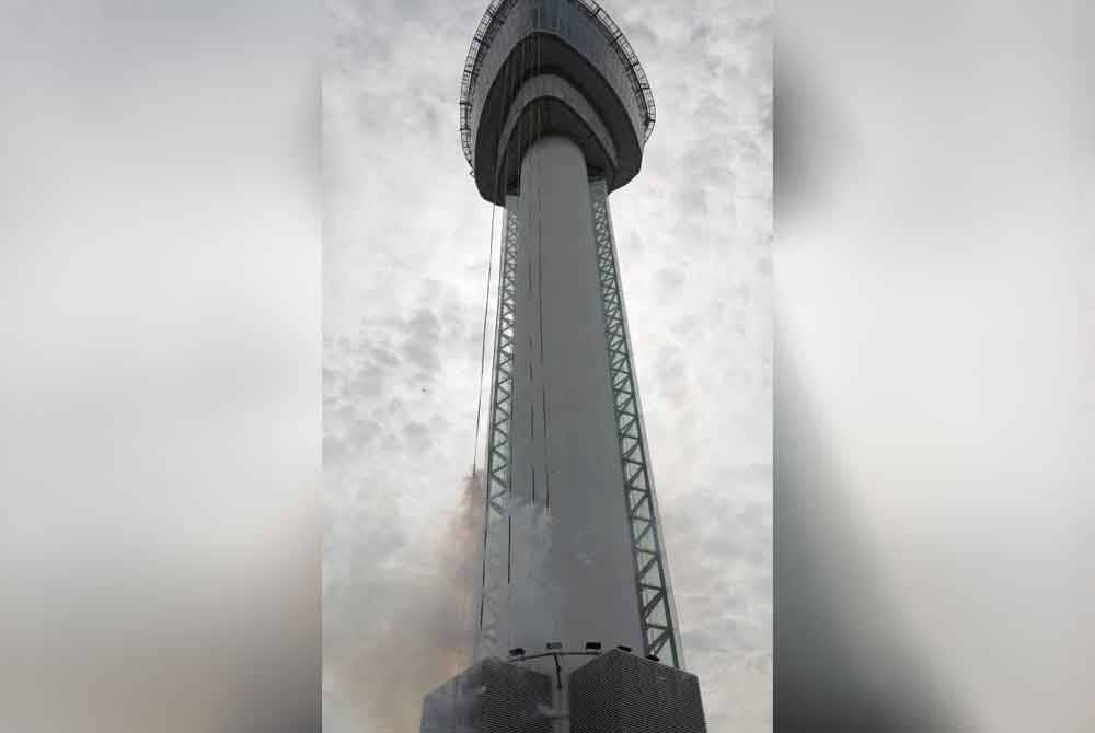 Al-Sultan Abdullah berkenan membakar mercun sepanjang 900 meter yang digantung pada Menara Kuantan 188 pada Sabtu.