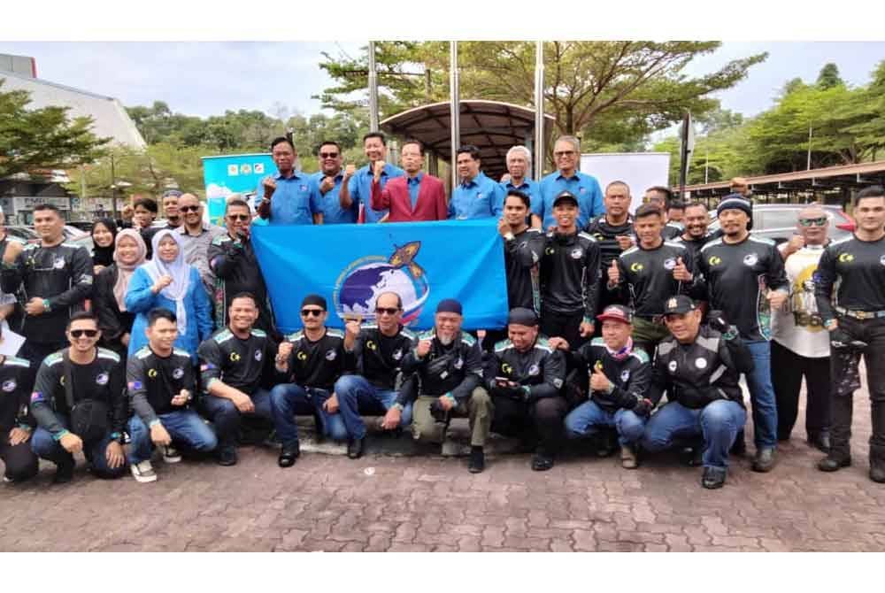 A Rahim (tengah) bergambar bersama sebelum melepaskan konvoi motosikal kuasa Tinggi yang menjelajah dan mempromosikan FLLSPG ke-27 di pekarangan Menara Aqabah, Pasir Gudang pada Sabtu.