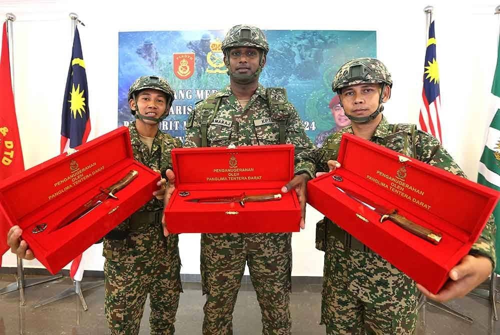 Thamaraj (tengah) diapit Ahmad Fauzan (kiri) dan Mohd Nor (kanan) pwnerima Anugerah Pisau Tentera Darat