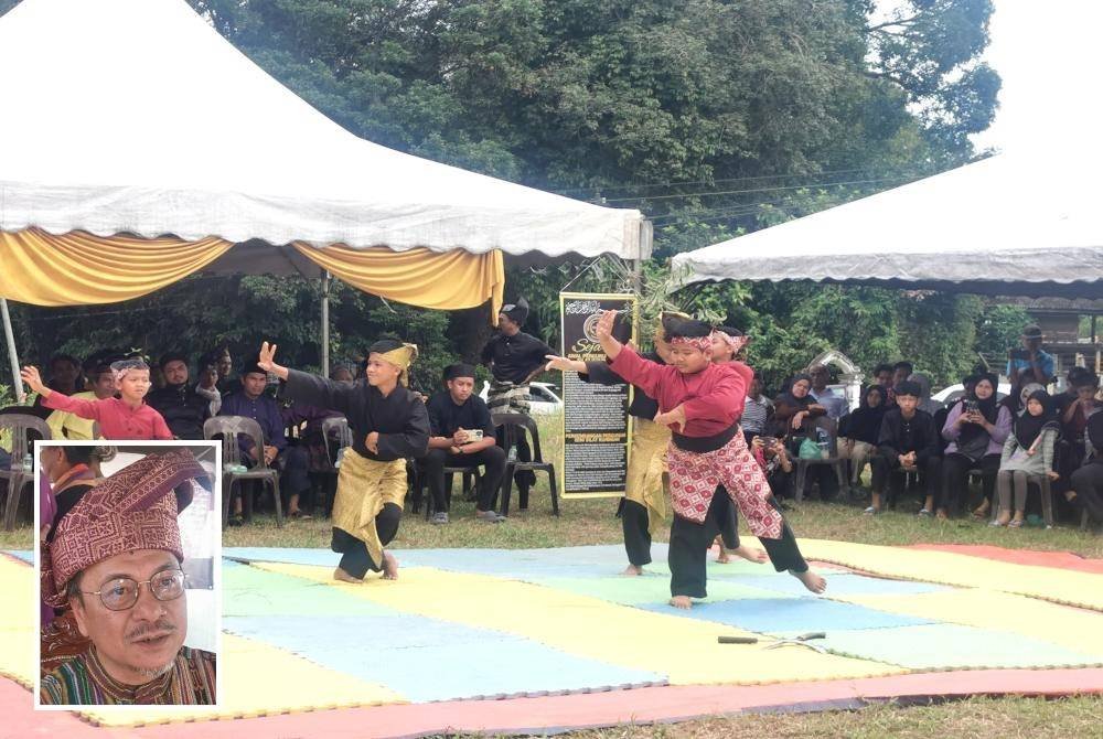Antara persembahan silat ketika Himpuan Tok Dekor di Kampung Buluh Batu Bersurat, di Hulu Terengganu, pada Sabtu. (Gambar kecil: Fakhrul Azman)