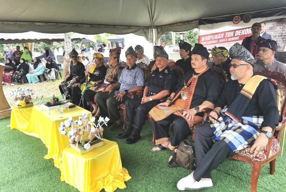 Fakhrul Azman (tiga dari kiri) bersama Rosol (empat dari kanan) ketika menghadiri Himpuan Tok Dekor di Kampung Buluh Batu Bersurat, di Hulu Terengganu, pada Sabtu.