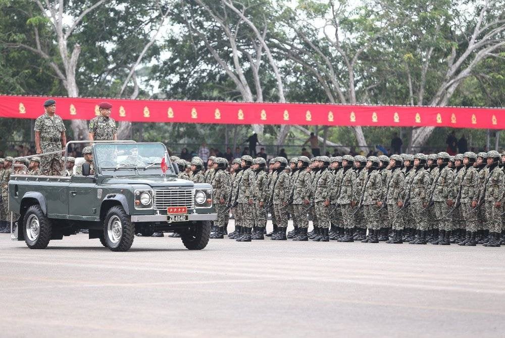 Muhammad Hafizuddeain memeriksa perbarisan Tamat Latihan Perajurit Muda Lelaki Siri 201/2024 dan Wanita Siri 49/2024.