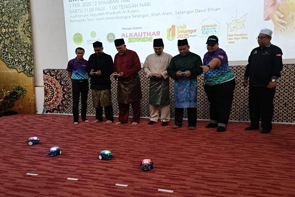 Amirudin (tiga dari kanan) melaksanakan gimik majlis penutup Festival Seni al-Quran Antarabangsa Restu 2025 di Auditorium Sayyidah Khadijah Al-Kubri, Kompleks Seni Islam Antarabangsa Shah Alam pada Sabtu.
