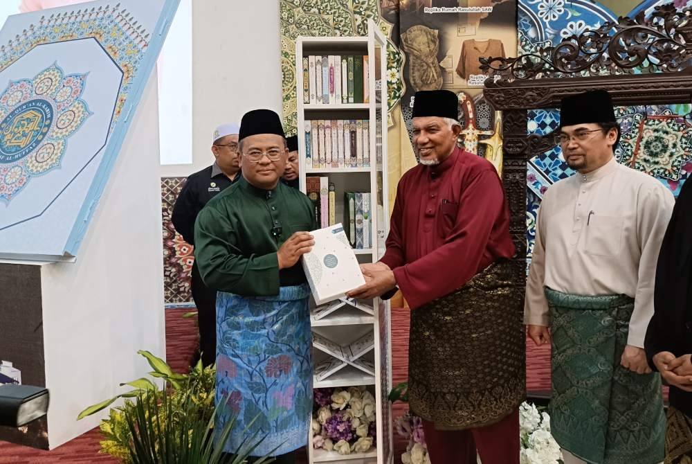 Amirudin (dua dari kiri) ditemui ketika merasmikan majlis penutup Festival Seni al-Quran Antarabangsa Restu 2025 di Auditorium Sayyidah Khadijah Al-Kubri, Kompleks Seni Islam Antarabangsa Shah Alam pada Sabtu.