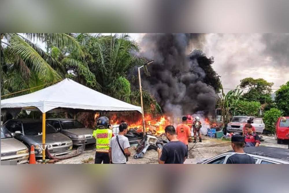 Kejadian kebakaran melibatkan sebuah bengkel kereta di Jalan Bandar Perdana Sri Astana pada petang Jumaat.