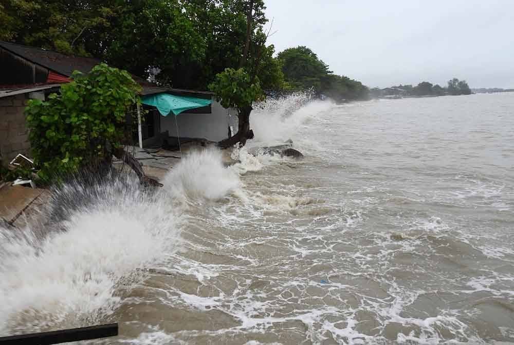 Ombak laut yang menjadi punca kepada hakisan berkenaan.