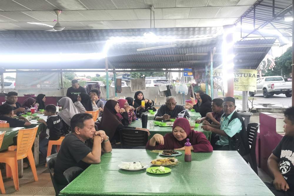 Kedai Sate Mastura sentiasa dipenuhi pelanggan yang ingin mendapatkan sate pada harga murah.