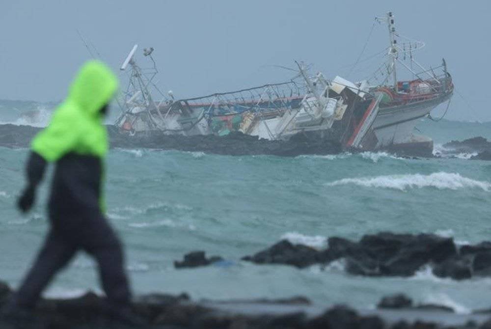 Dua bot nelayan yang membawa 15 kru terkandas di perairan berhampiran selatan pulau peranginan Jeju. Foto Agensi