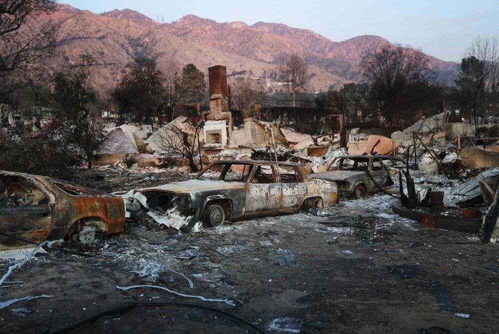 Kenderaan dan rumah yang musnah dalam Kebakaran Eaton di Altadena, California. Foto AFP