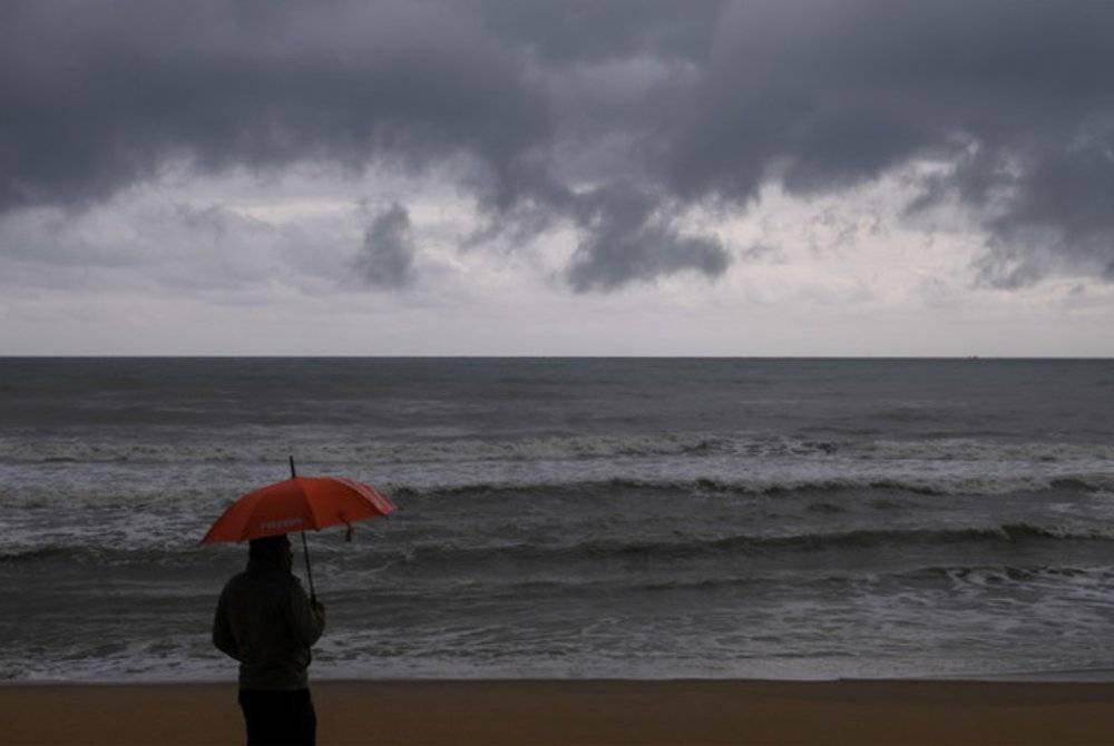 Sarawak, Sabah dan Labuan dijangka mengalami ribut petir berserta hujan lebat sehingga jam 9 malam Sabtu. Gambar hiasan