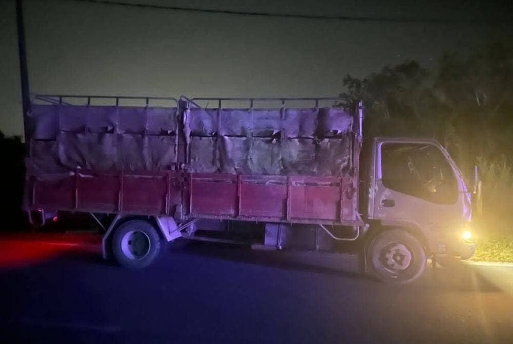 Lori yang ditahan selepas didapati dipandu dalam keadaan mencurigakan. Foto PGA Briged Tenggara