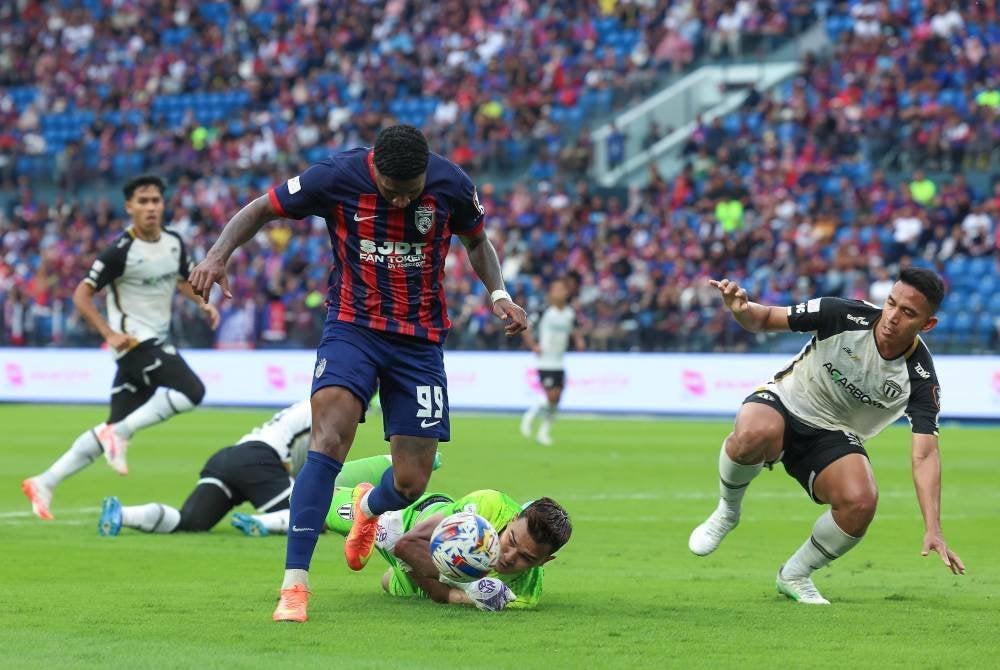 Pemain JDT, Jorge Leonardo Obregon Rojas cuba melepasi asakan penjaga gol TFC, Syed Muhammad Nasrulhaq Syed Bidin pada perlawanan separuh akhir kedua Piala Malaysia di Stadium Sultan Ibrahim sebentar tadi. Foto Bernama