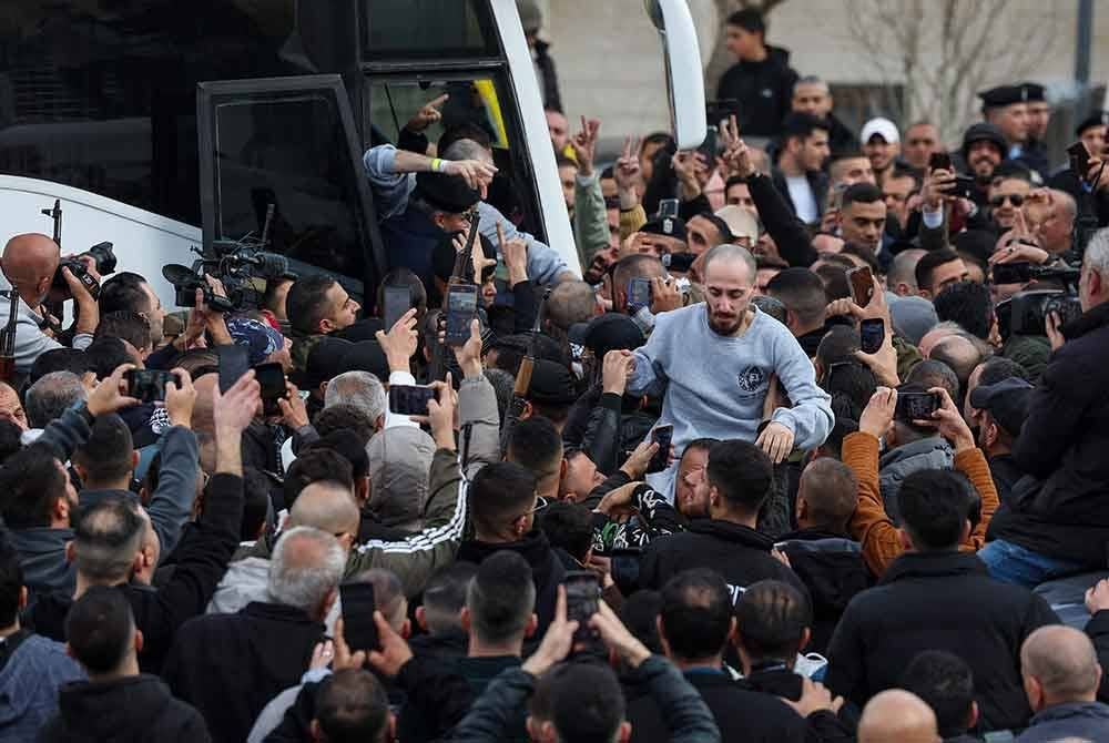 Bekas tahanan Palestin yang dibebaskan oleh Israel disambut dengan sorakan sebaik tiba di Ramallah. Foto AFP