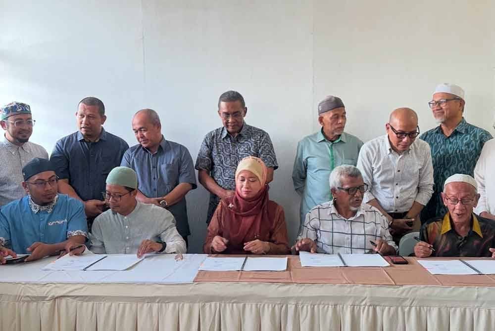 Takiyuddin berdiri di barisan belakang (empat dari kiri) menyaksikan Majlis Perjanjian Sewa SRITI dan Yayasan Nik Yahya di Kota Bharu.