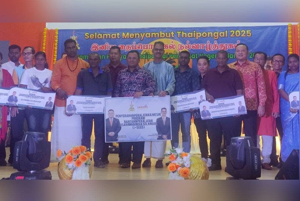 Amirudin (tengah) bergambar bersama penerima sumbangan pada Sambutan Perayaan Thaipongal Peringkat Negeri Selangor di Dewan Seri Sekinchan pada Sabtu.