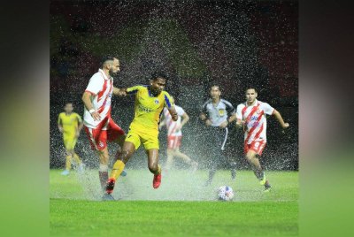 Permukaan padang di Stadium Temerloh yang ditakungi air menjejaskan tempoh permainan pada aksi Liga Super Sri Pahang dan KL City pada Ahad lalu. Foto FB SRI PAHANG FOOTBALL CLUB