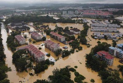 Situasi di Bintulu ketika banjir besar melanda pada Rabu lalu. Foto Bernama