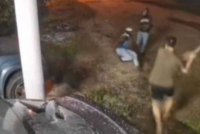 Tangkap layar video tular memaparkan insiden yang berlaku di Kampung Tengah, Kluang.