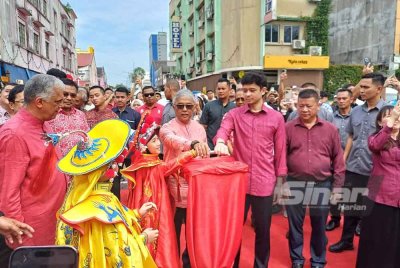 Al-Sultan Abdullah dan Tengku Hassanal berkenan membakar mercun yang digantung di menara pada ketinggian 188 meter sempena sambutan Tahun Baharu Cina pada Sabtu. FOTO SINAR HARIAN.