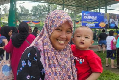 Norsiha sanggup beratur lebih setengah jam sambil menggendong anaknya ketika membeli barang keperluan harian di Jualan Rahmah yang diadakan di Taman Keramat, Likas.