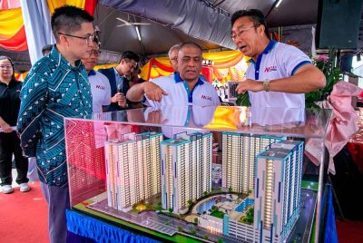 Saarani (tengah) selepas menyempurnakan Majlis Pelancaran Jualan Rumah Perakku Pangsapuri Raflesia Santorini@Botani di Bandar Seri Botani pada Sabtu.