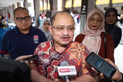 Shamsul Iskandar bercakap kepada media ketika hadir ke Program Kembali Ke Sekolah Peringkat Parlimen Tambun di Sekolah Kebangsaan Meru Raya pada Sabtu. Foto Bernama