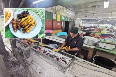 Antara pekerja di Kedai Sate Mastura di Jabi, Besut menyiapkan tempahan pelanggan. (Sate tulang (gambar kecil) dijual pada harga 70 sen sucucuk.)