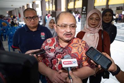 Shamsul Iskandar bercakap kepada media ketika hadir ke Program Kembali Ke Sekolah Peringkat Parlimen Tambun di Sekolah Kebangsaan Meru Raya pada Sabtu. Foto Bernama