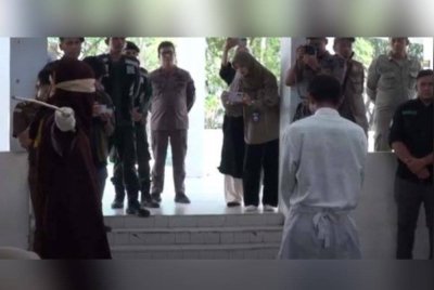 Hukuman sebat dilaksanakan secara terbuka. Foto Agensi