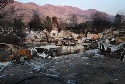Kenderaan dan rumah yang musnah dalam Kebakaran Eaton di Altadena, California. Foto AFP