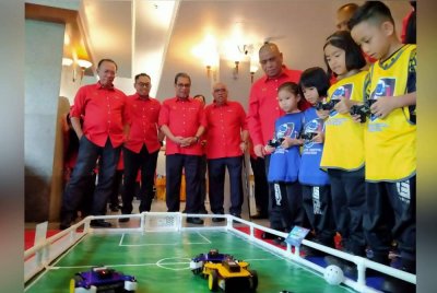 Saarani (lima dari kiri) menyaksikan demonstrasi robotik oleh kanak-kanak Tabika Kemas ketika menghadiri Program Pemerkasaan Masyarakat Madani 2025 Kemas Negeri Perak di Bangunan Perak Darul Ridzuan, Ipoh pada Sabtu.