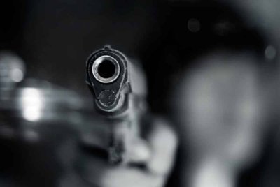 Penyerang mengetuk pintu rumah sebelum menembak penduduk dari jarak dekat menggunakan senjata api dengan penyerap bunyi. Gambar hiasan