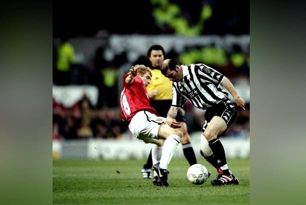 Zidane (kanan) dan Scholes hanya bermain sebagai lawan dalam karier profesional mereka.