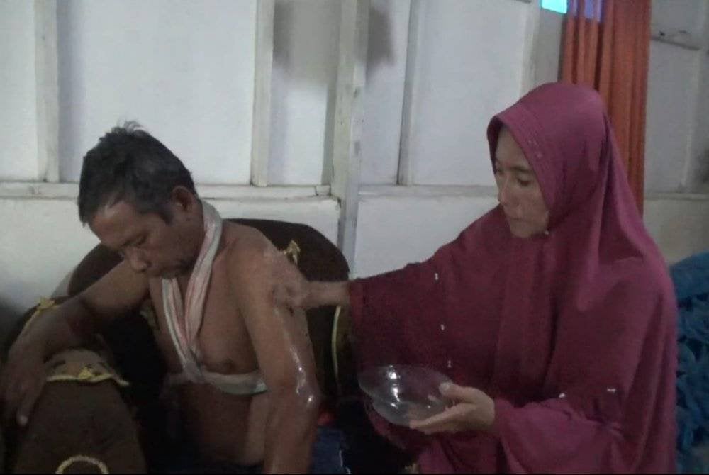 Abdul Karim kini dibantu dirawat oleh isterinya. Agensi