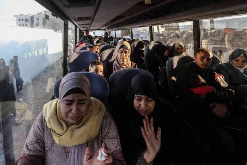 Pesakit Palestin menunggu di dalam bas untuk berlepas ke Pintu Sempadan Rafah di Hospital Al-Shifa di Bandar Gaza. Foto Xinhua
