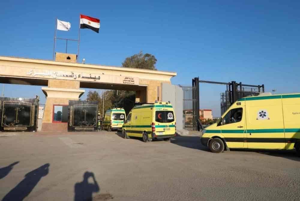 Ambulans Mesir melintasi Pintu Sempadan Rafah menuju ke Semenanjung Gaza untuk mengangkut pesakit Palestin keluar dari kawasan tersebut setelah pintu sempadan utama dibuka semula sebagai sebahagian daripada perjanjian gencatan senjata. Foto AFP