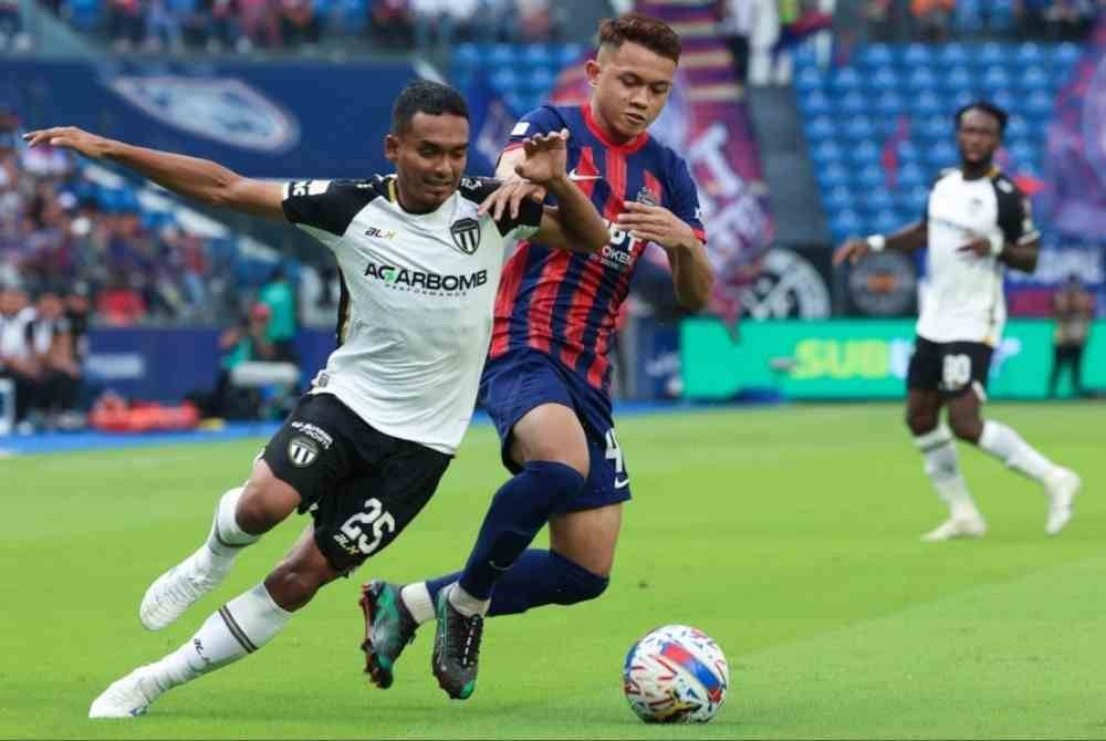 Pemain sensasi JDT, Arif Aiman Mohd Hanapi mengasak pertahanan TFC, Muhammad Alif Zakaria pada perlawanan separuh akhir kedua Piala Malaysia di Stadium Sultan Ibrahim - Foto Bernama
