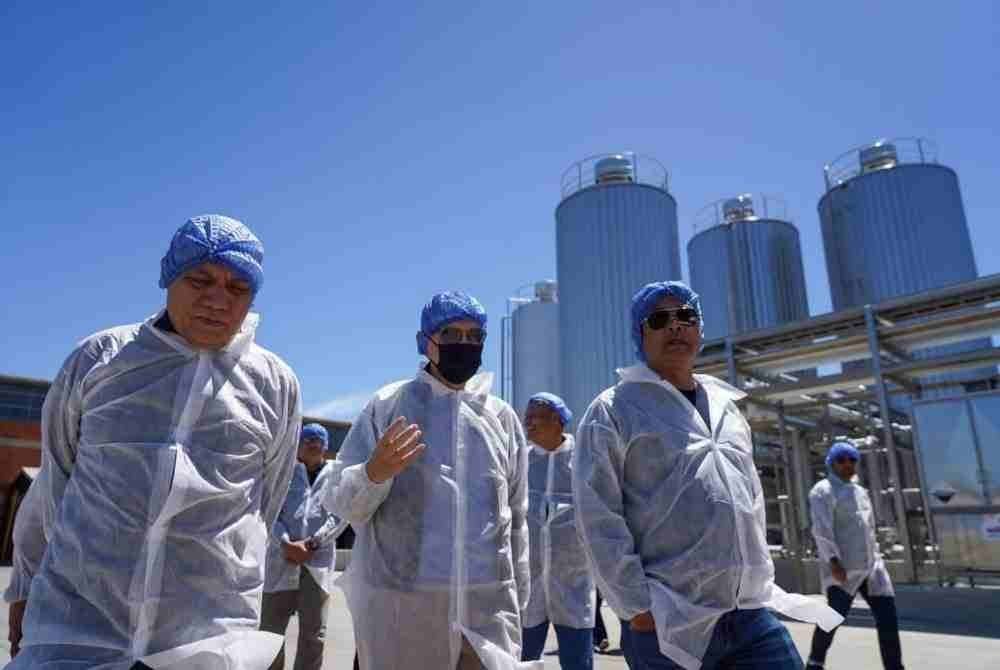 Wan Rosdy (tengah) di salah satu lokasi Lawatan Teknikal Penandaarasan Sektor Pertanian, Penternakan dan Perikanan Negeri Pahang ke Australia. Foto FB Wan Rosdy Wan Ismail