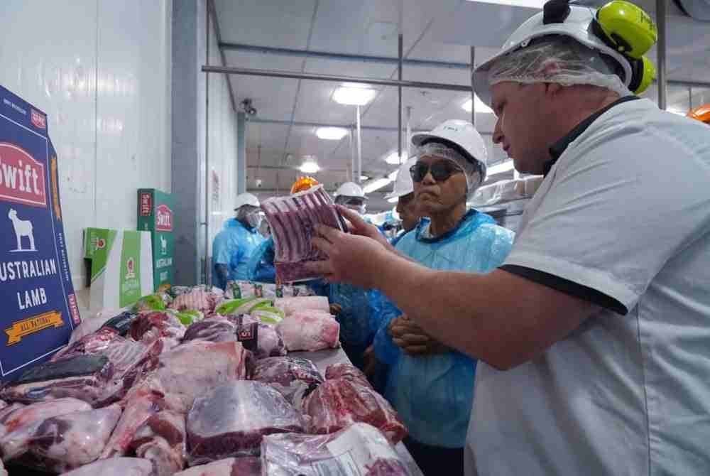 Wan Rosdy meninjau salah satu pusat memproses daging. Foto FB Wan Rosdy Wan Ismail