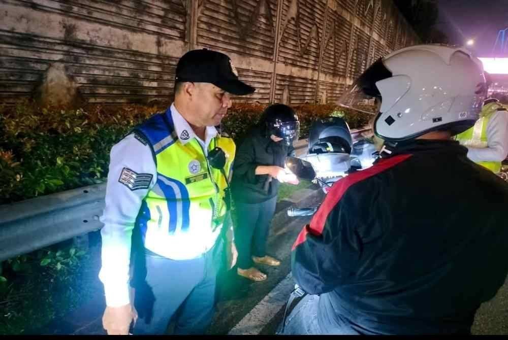 Seorang penunggang motosikal diperiksa dalam operasi yang dilaksanakan oleh JSPT Kuala Lumpur pada Sabtu.