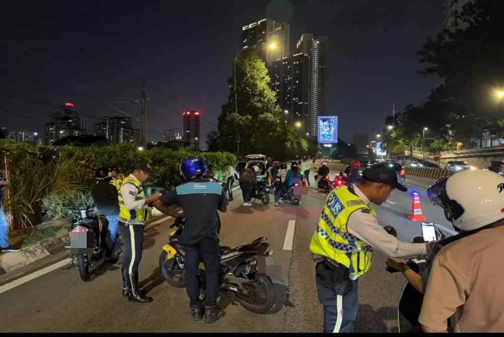 JSPT Kuala Lumpur mengadakan sekatan jalan raya di beberapa lokasi di ibu kota, pada Sabtu.