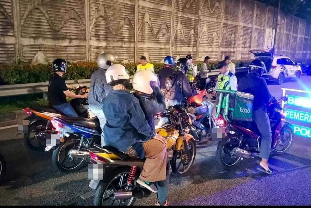 JSPT Kuala Lumpur mengadakan sekatan jalan raya di beberapa lokasi di ibu kota pada Sabtu.