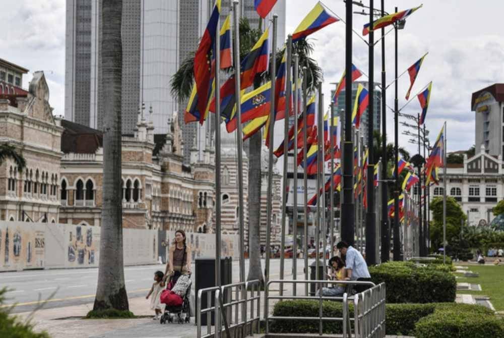 Deretan bendera Wilayah Persekutuan mewarnai kawasan sekitar Dataran Merdeka sempena sambutan Hari Wilayah Persekutuan 2025. Foto Bernama